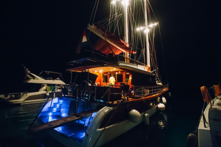 night luxury yacht